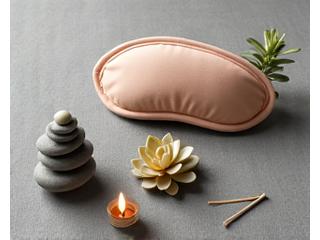 Objetos de meditación como piedras zen e incienso