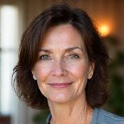 Retrato sonriente de la Dra. Clara Vidal, experta en neurociencia y meditación.