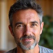 Retrato inspirador del Dr. Javier Ruiz, especialista en yoga y pranayama.